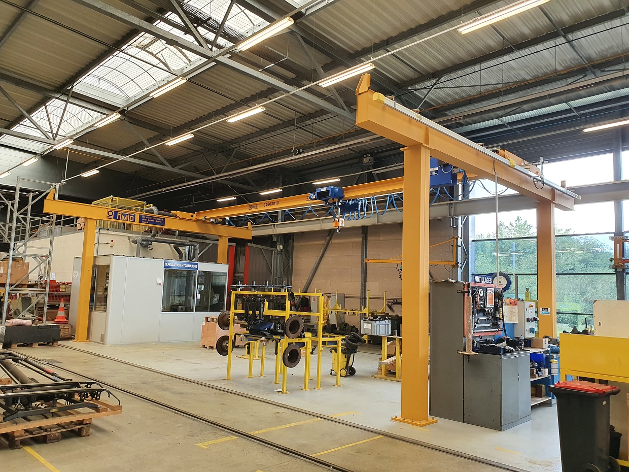 Intérieur d'une usine avec équipement industriel.