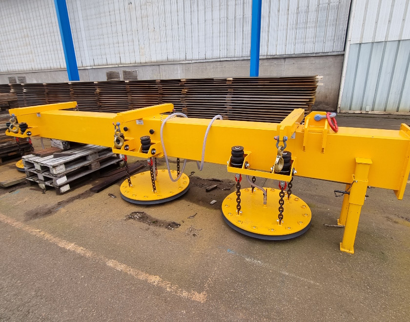 Équipement jaune pour levage industriel sur chantier.