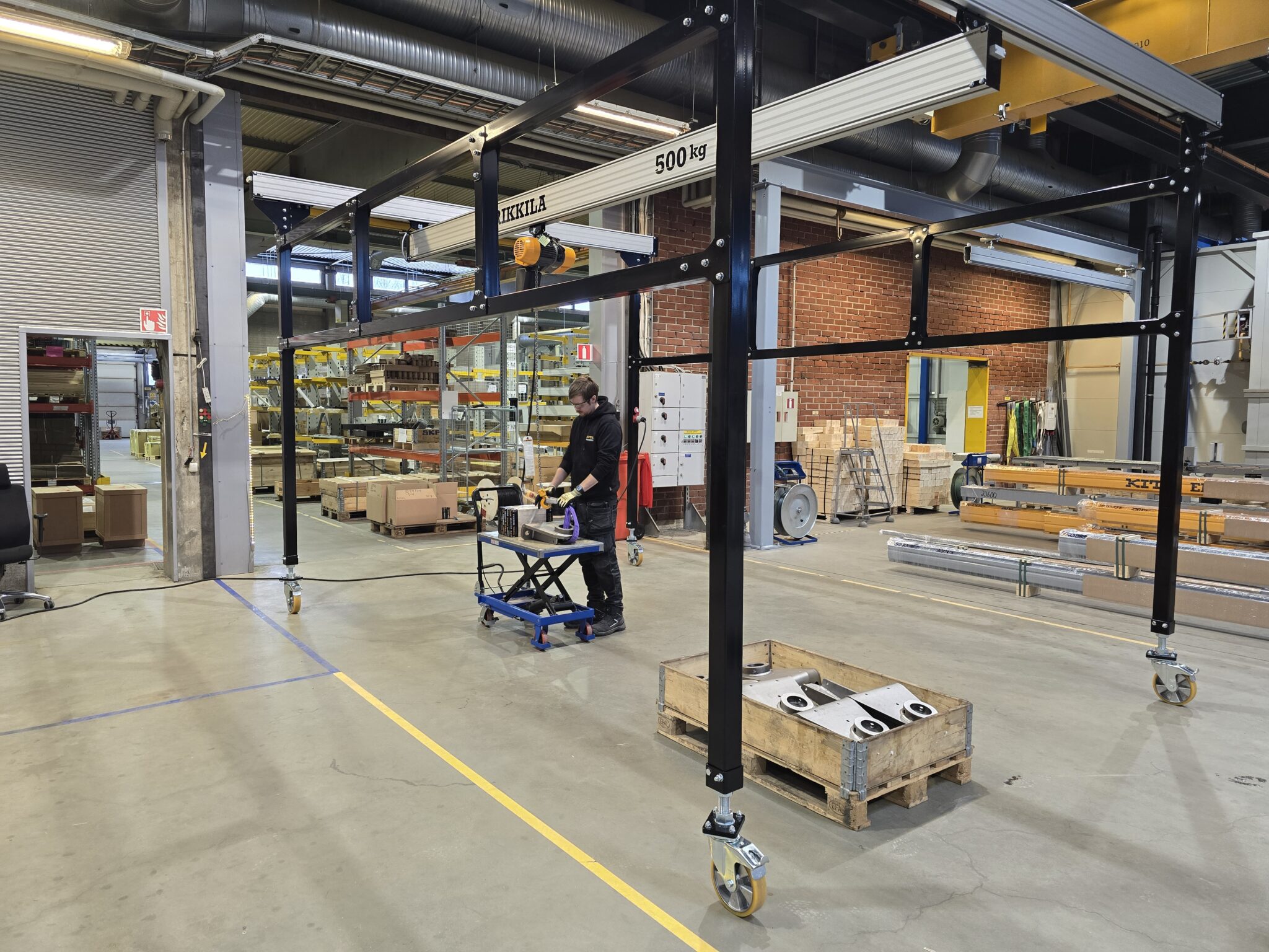 Opérateur travaillant dans un entrepôt industriel.